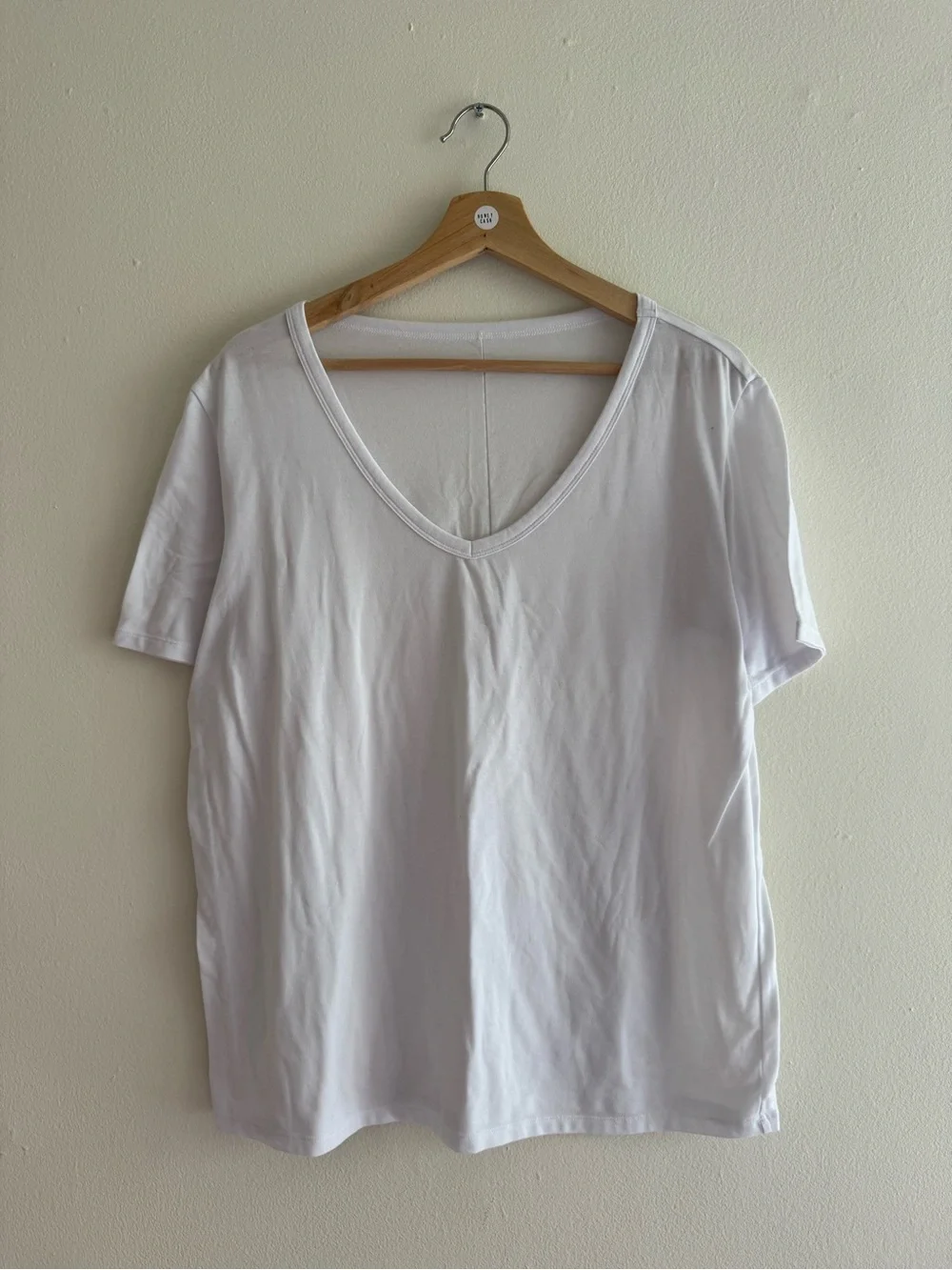 Alo Yoga v neck tshirt white medium